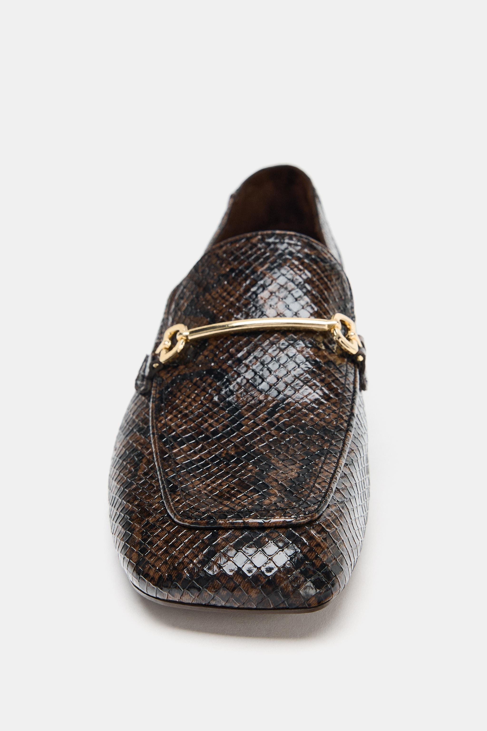 MOCASSINS EN RELIEF AVEC BOUCLE